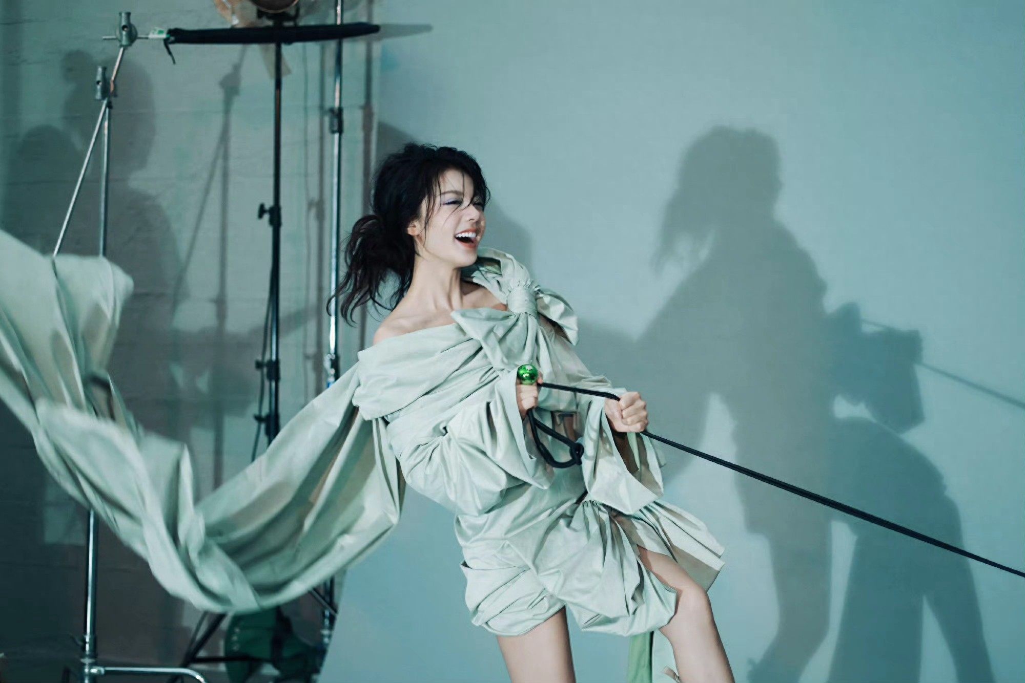 赵今麦奇妙世界芭莎封面大片，秋日童话上演中