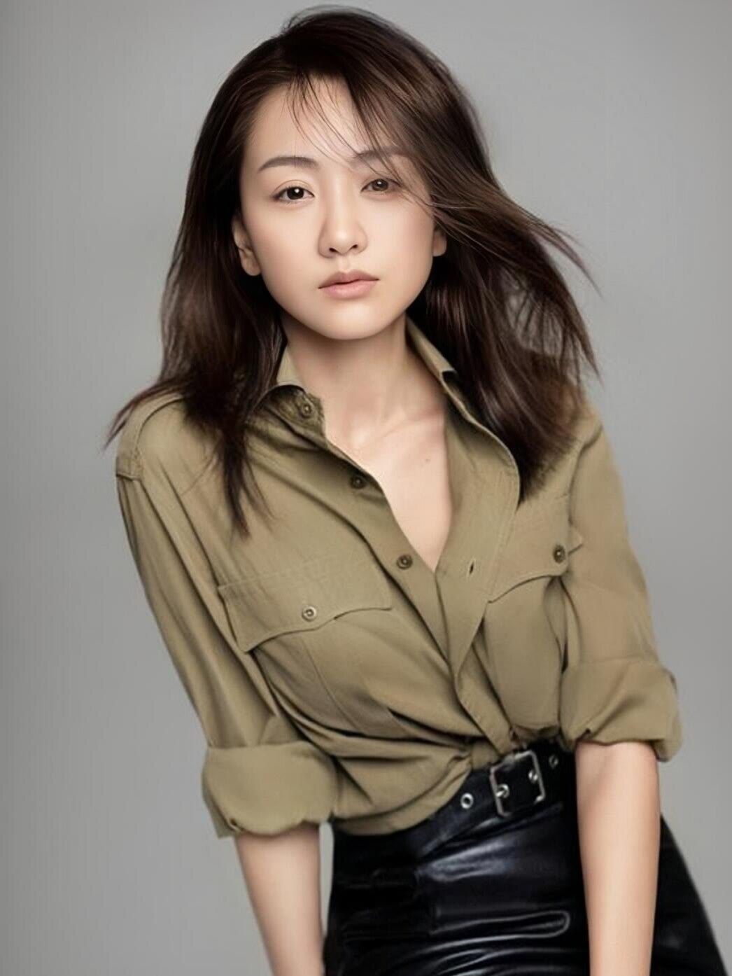 杨蓉穿雾霾蓝纱裙，短发造型温柔又惊艳