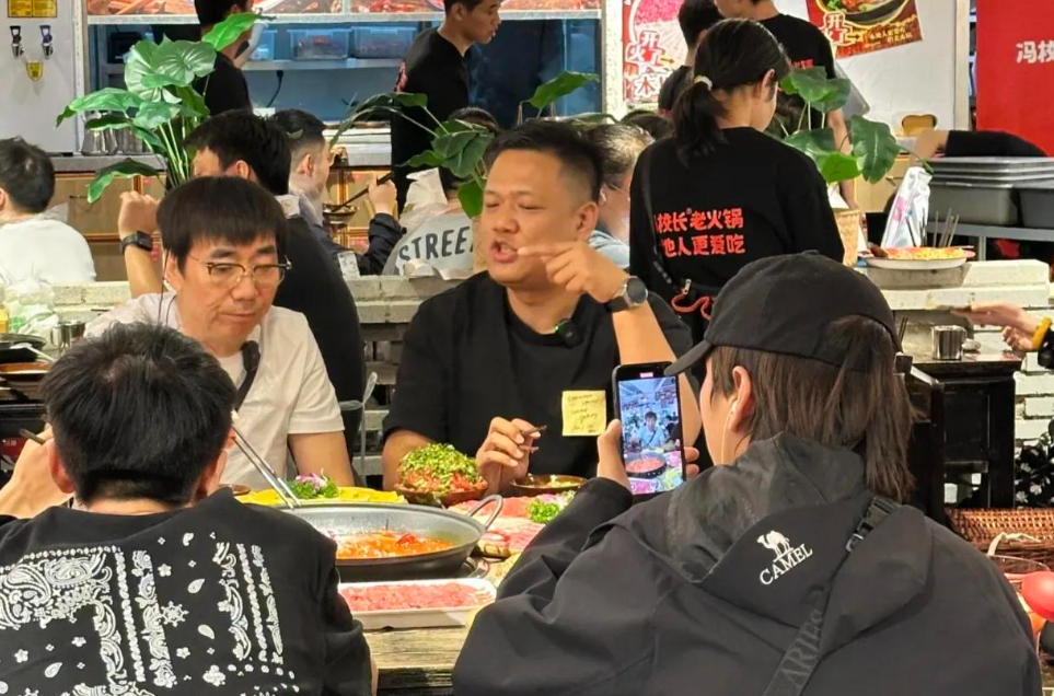 范明三里屯深夜放纵！一顿火锅暴露晚年生活，网友：比拍戏还潇洒