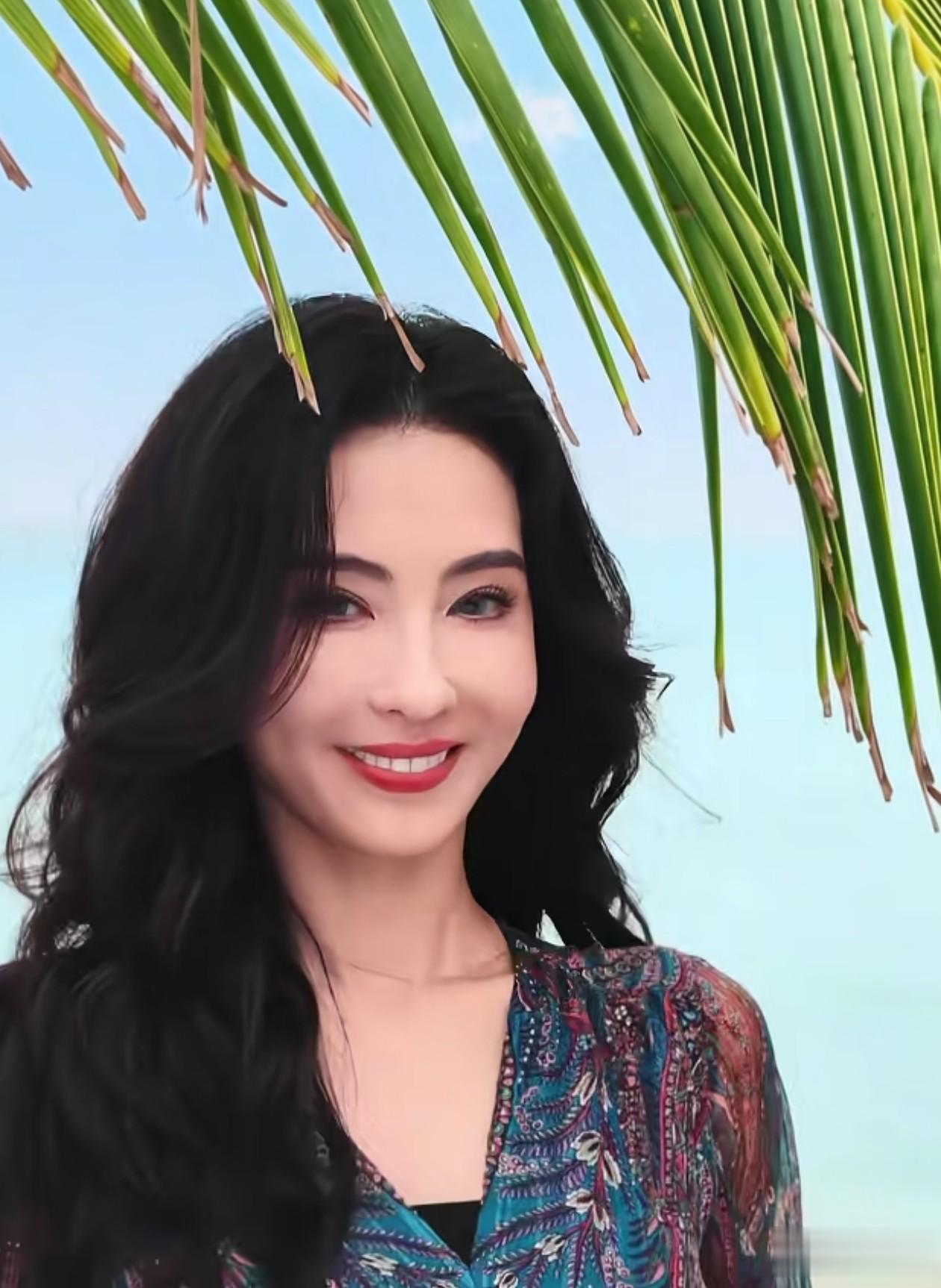 45岁张柏芝最新穿搭：大波浪+印花连衣裙，优雅又高级，像30岁