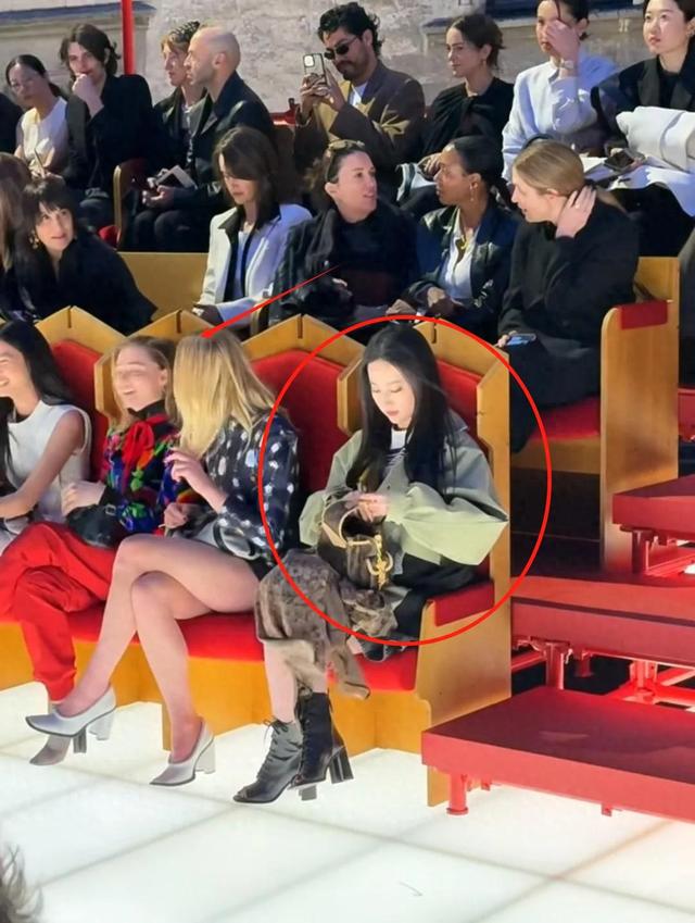 巴黎世家活动暴露咖位:阮经天往后排,杨超越靠边,C位毋庸置疑