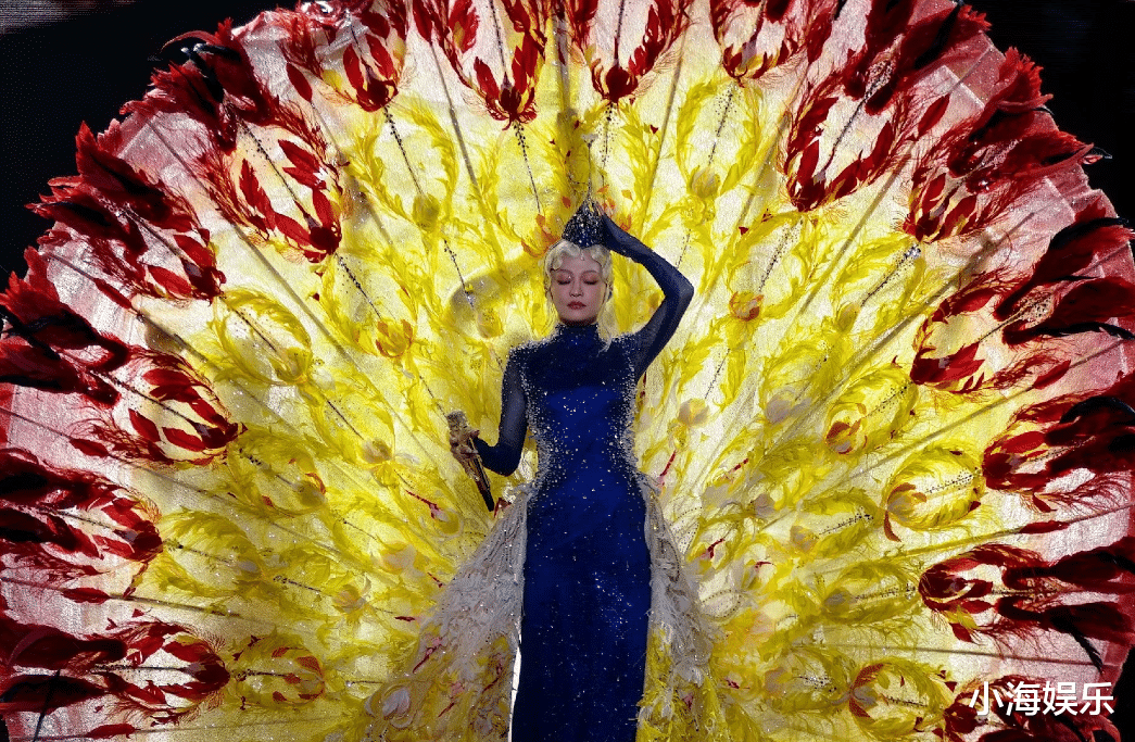 张韶涵演唱会“孔雀开屏”被搞砸！头饰被卡表情无奈，伴舞闯大祸