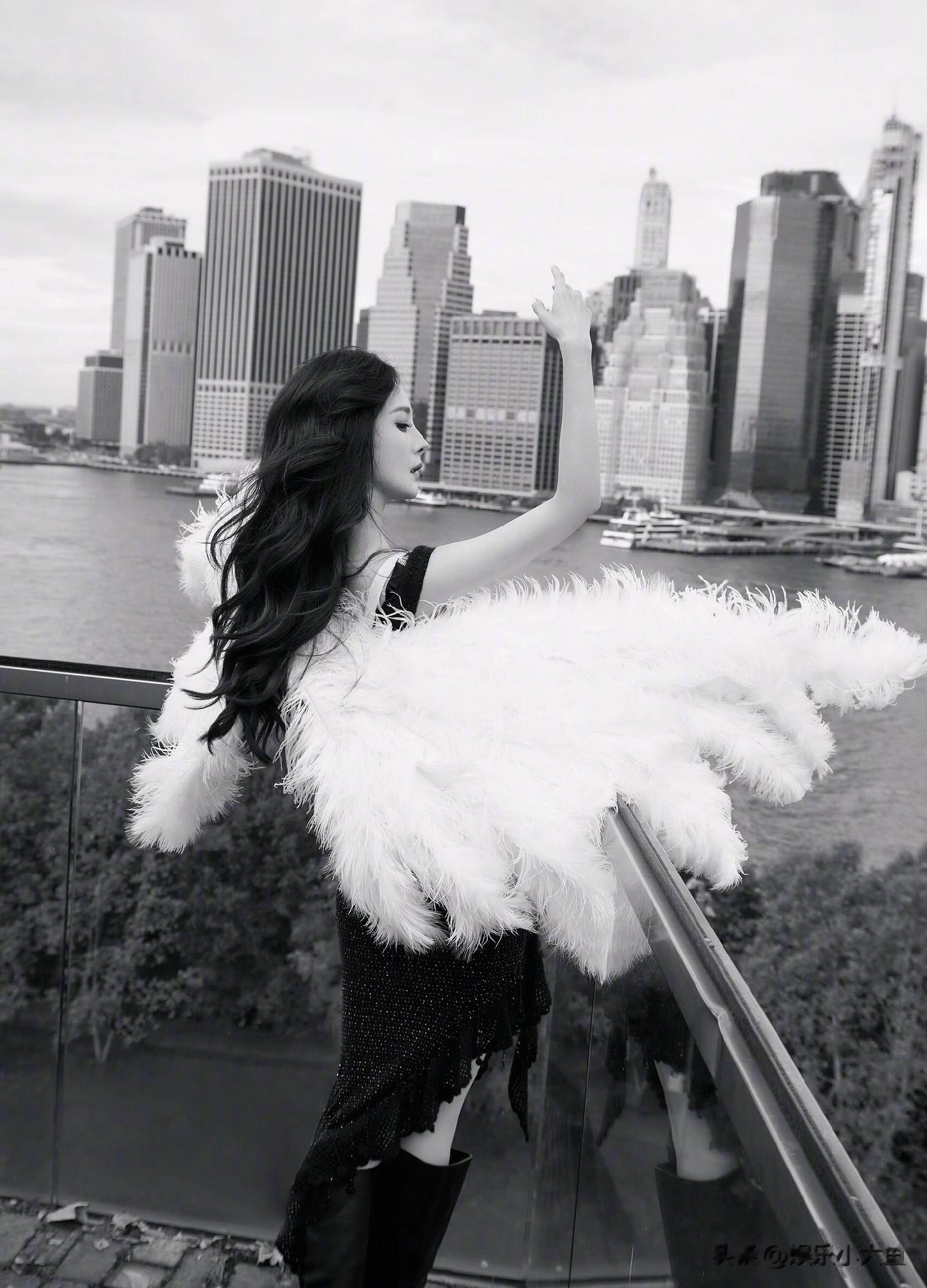 杨幂亮相维密大秀，黑色镂空裙装搭配长筒皮靴，冷艳飒爽女王范