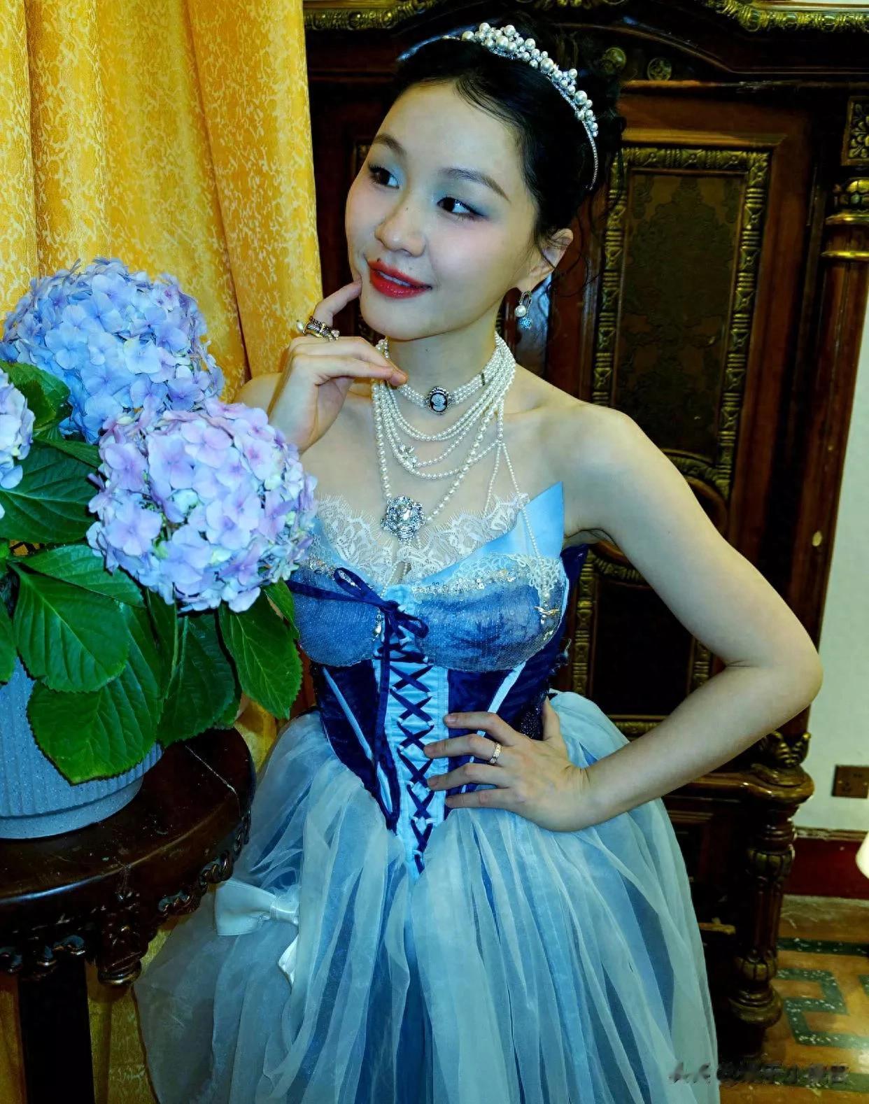 王家卫说“我一定要搞金靖”,女方不敢回应,疑似不敢得罪资本