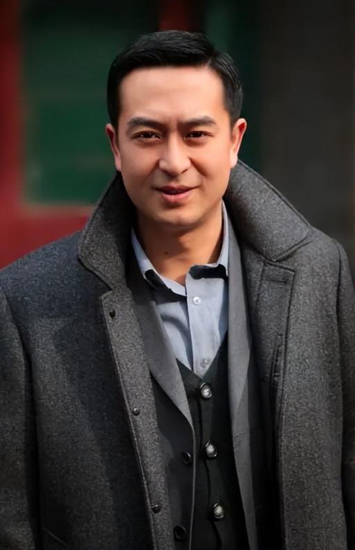 与王海燕离婚传闻仅1年，再看55岁张嘉益现状，原来一切早有预兆