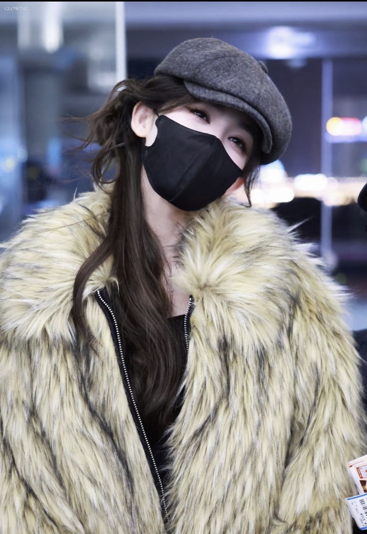 娜扎现身机场，皮草搭配牛仔裤慵懒又时髦，真又温柔又美到爆炸！