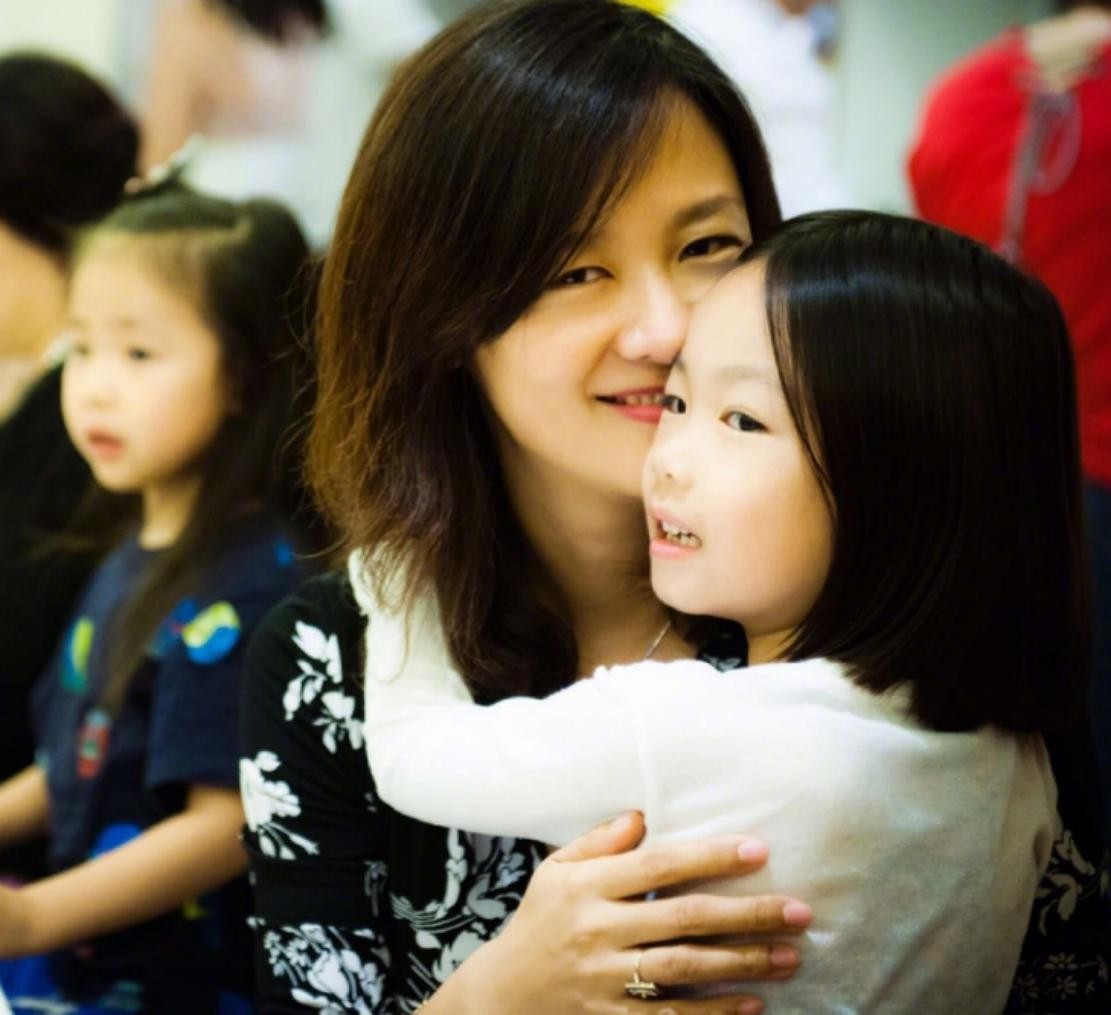 李小萌晒与家人合照，女儿身高惊人，85岁爸爸身材笔直气质儒雅