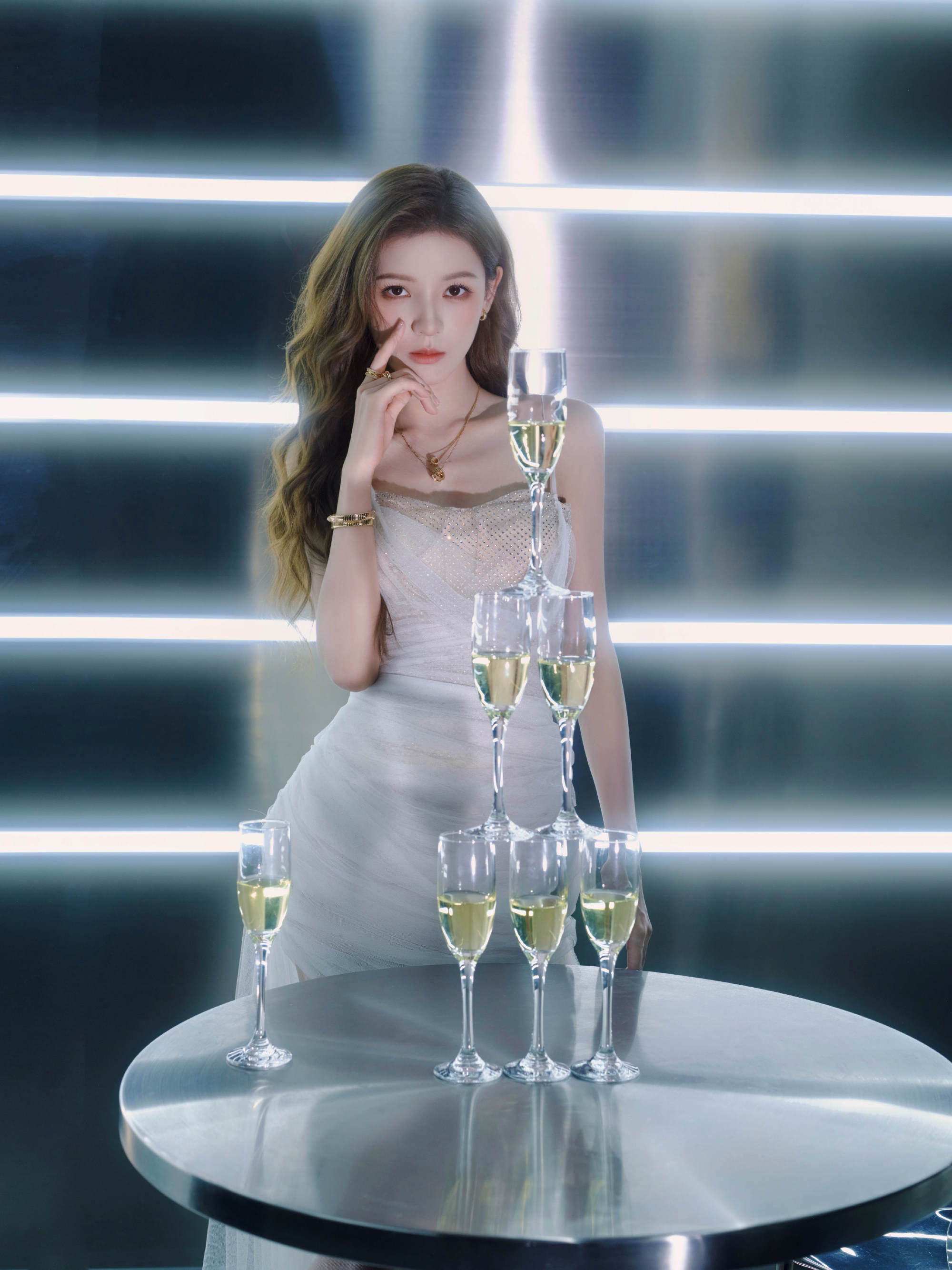 张予曦银色抹胸连衣裙，身材真好