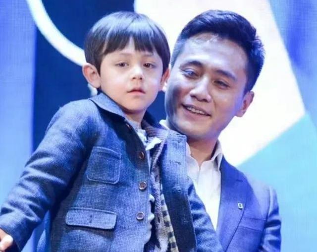 刘烨儿子模样大变，14岁就登上法国新闻，一圈胡子让人移不开眼