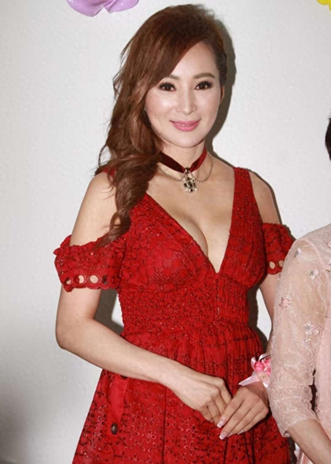 60岁香港女星穿校服装亮相活动,网友大赞是美魔女,暂不考虑结婚