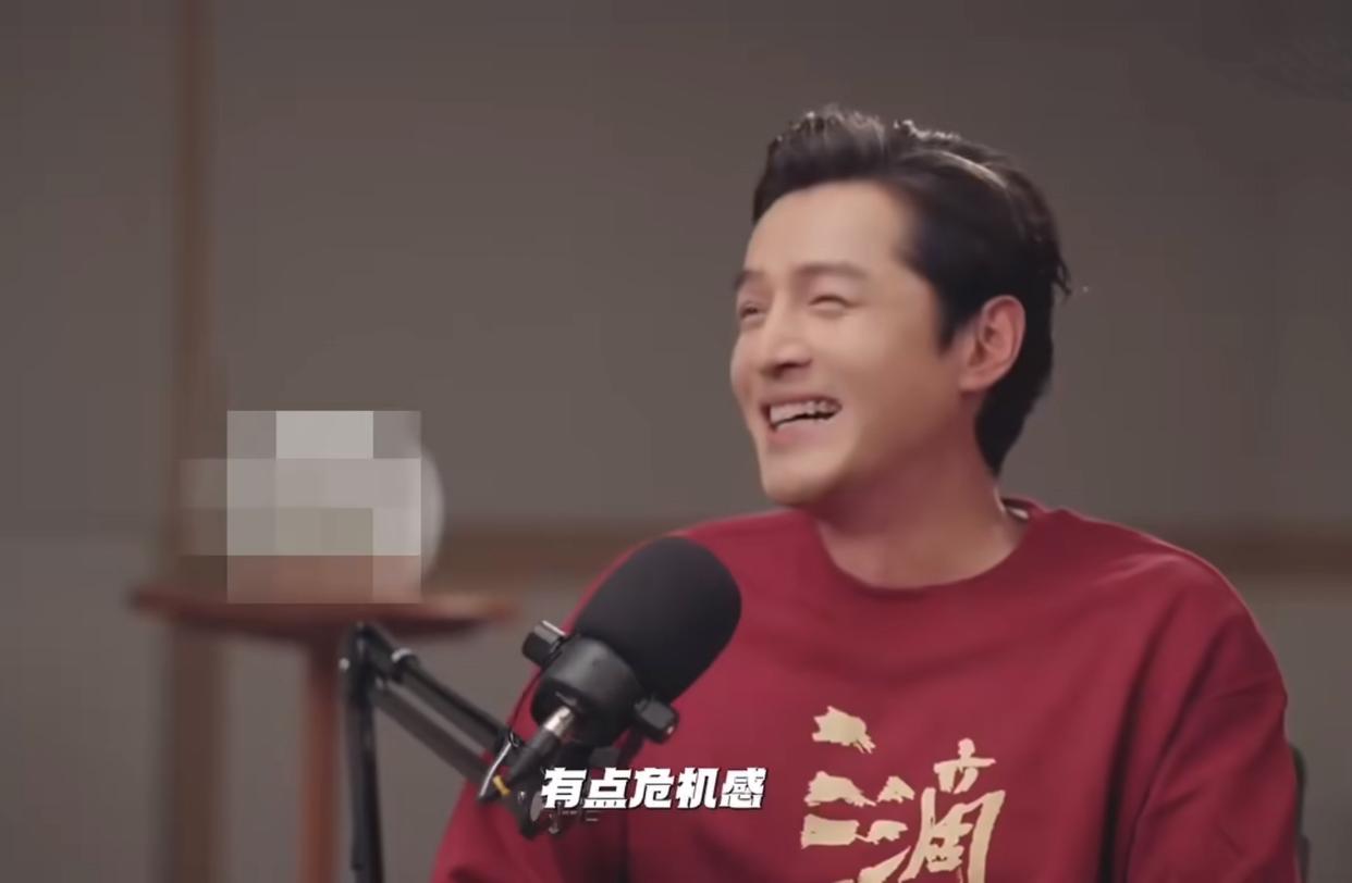 胡歌现身为电影宣传，现场人山人海全场欢呼，胡歌照顾后辈好暖心