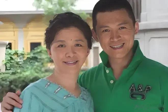 迟蓬在北京面包店被偶遇，她穿着休闲装 头发花白，本人真的好温柔