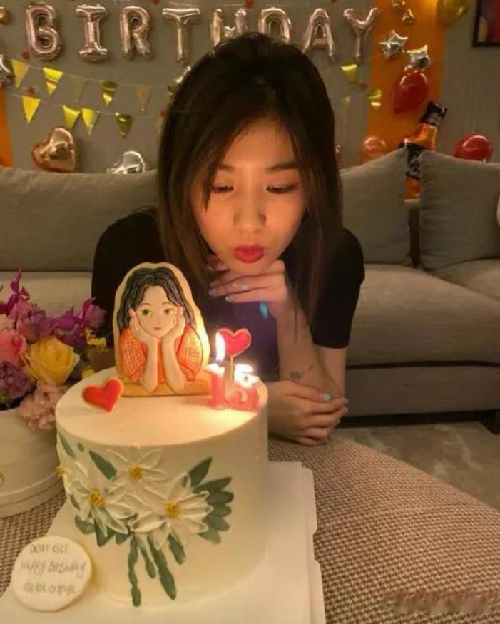 汪峰大女儿官宣恋情!男友身高190帮她提高跟鞋,沙滩拥抱好浪漫