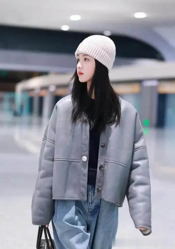 陈都灵淡妆也惊艳，灰色毛绒外套搭直筒牛仔裤，干净气质扑面而来