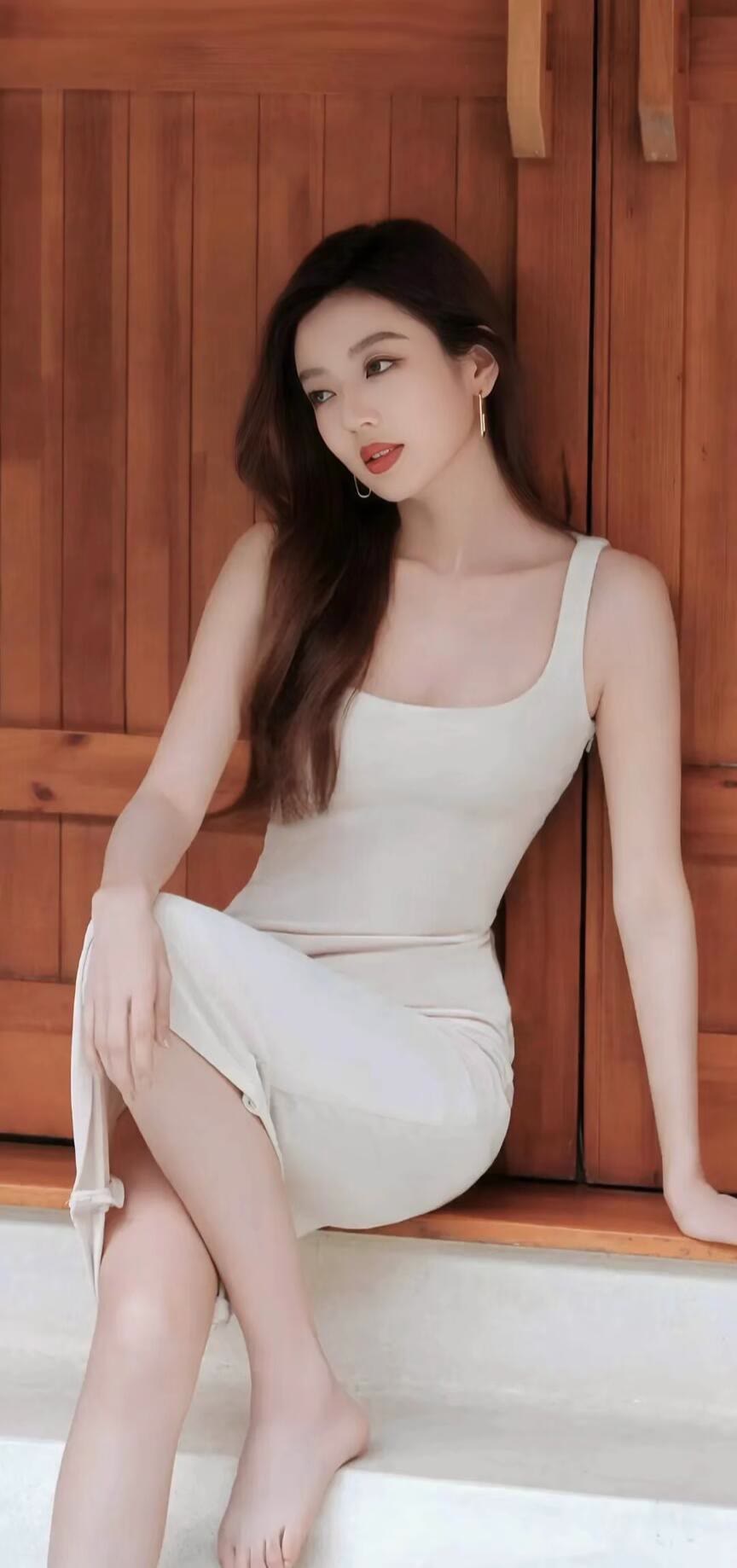 何瑞贤穿白裙拍美照，身段窈窕超有韵味
