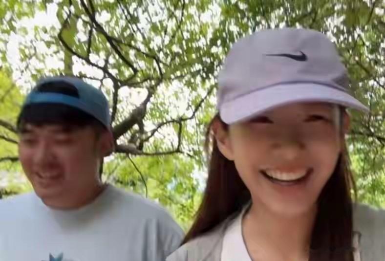 陈赫带张子萱瑞士秀恩爱,偷过二人世界,坐缆车还顺手给老婆顺毛