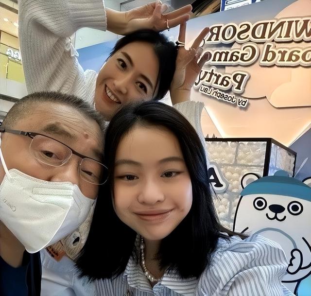 刘銮雄外出逛街买车，配备2名保镖显排面！嫌1000万红旗车太便宜