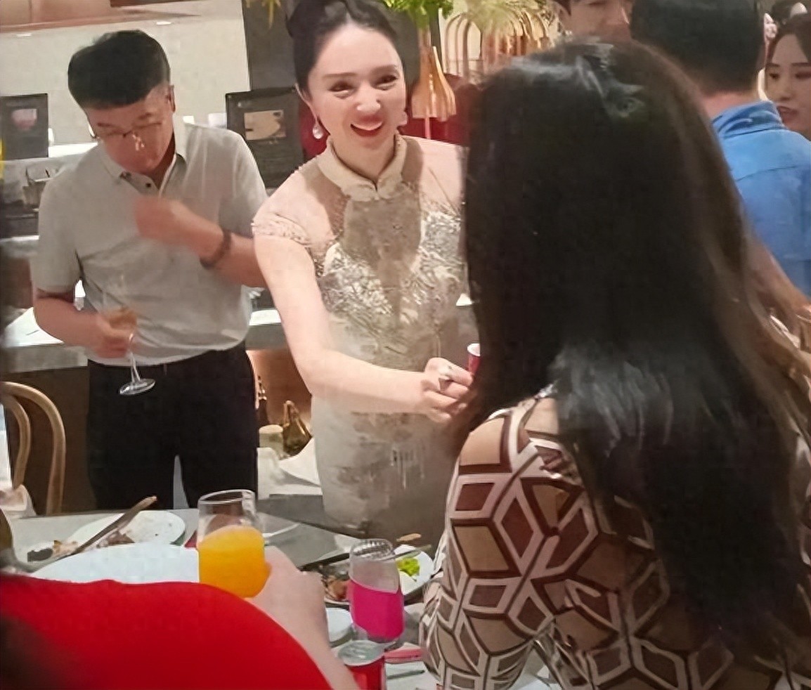 与张维伊二婚才三个月,45岁董璇腹部微隆走路小心,前夫罕见发声