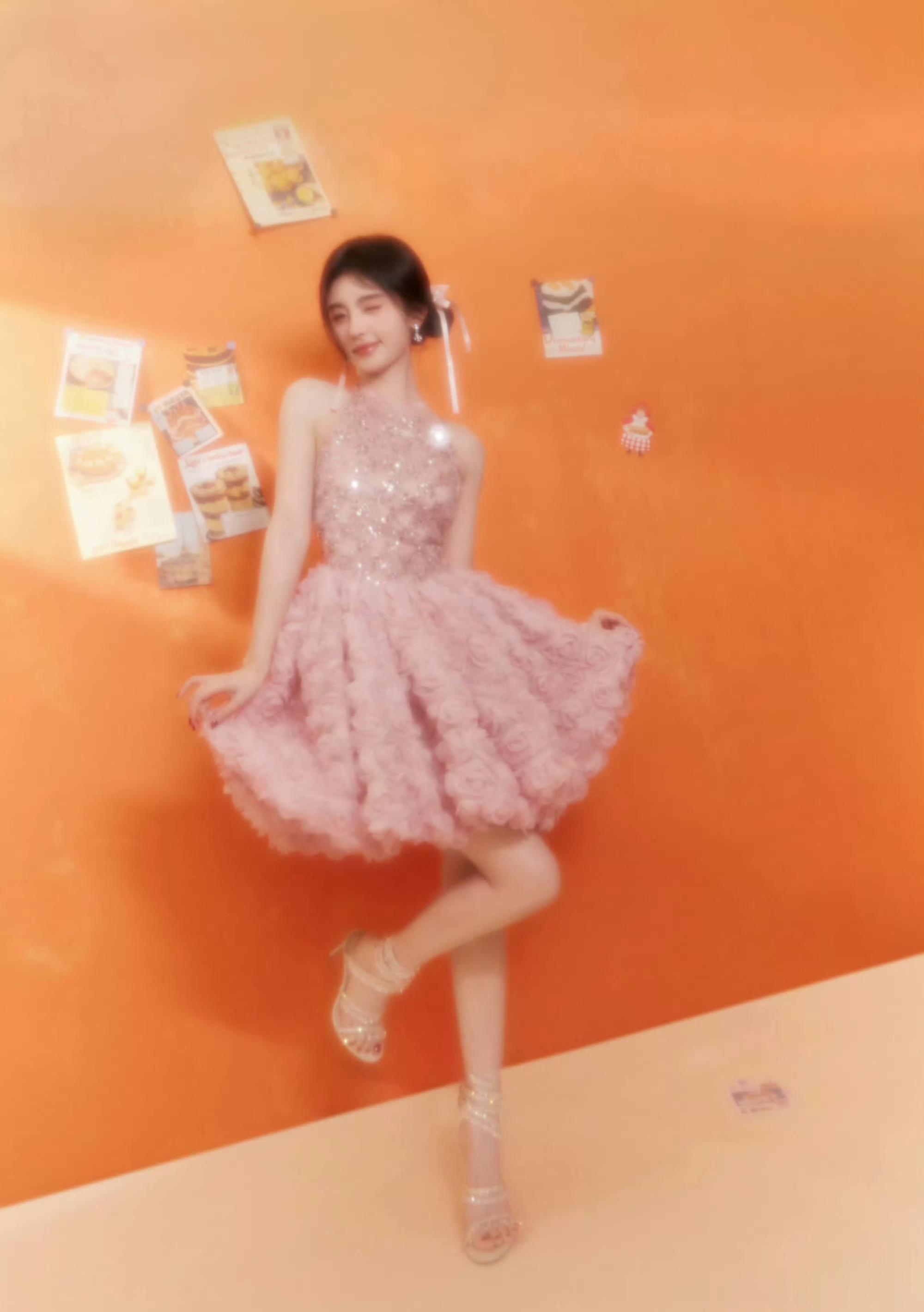 鞠婧祎粉色亮片花裙大片：甜甜圈加持，甜度满分的复古少女风！