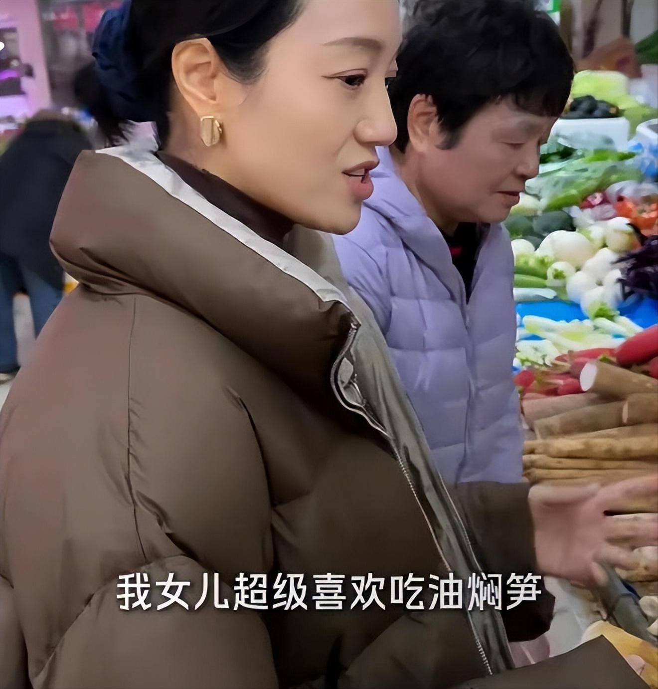 44岁朱丹回金华老家！穿水靴割茭白，吃大碗猪油面， 妈妈罕见露面