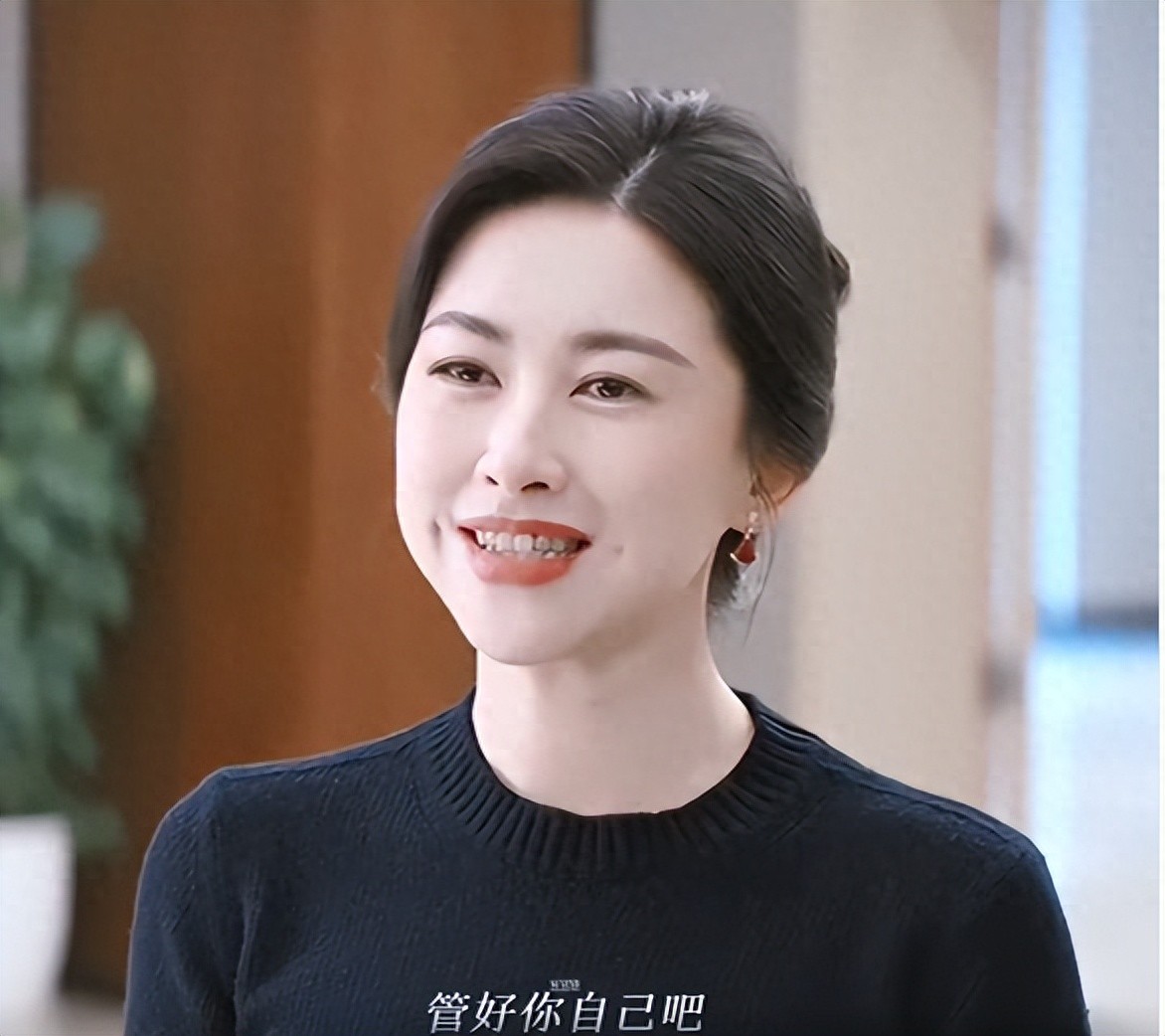 恭喜朱珠搬离老破小!和老公在豪宅做牛排请客,家里穿短袖超暖和