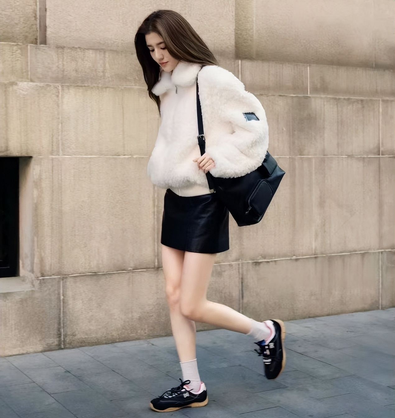 吴千语晒与施伯雄合照，小两口献吻耳语当众撒糖，婚后越来越甜蜜