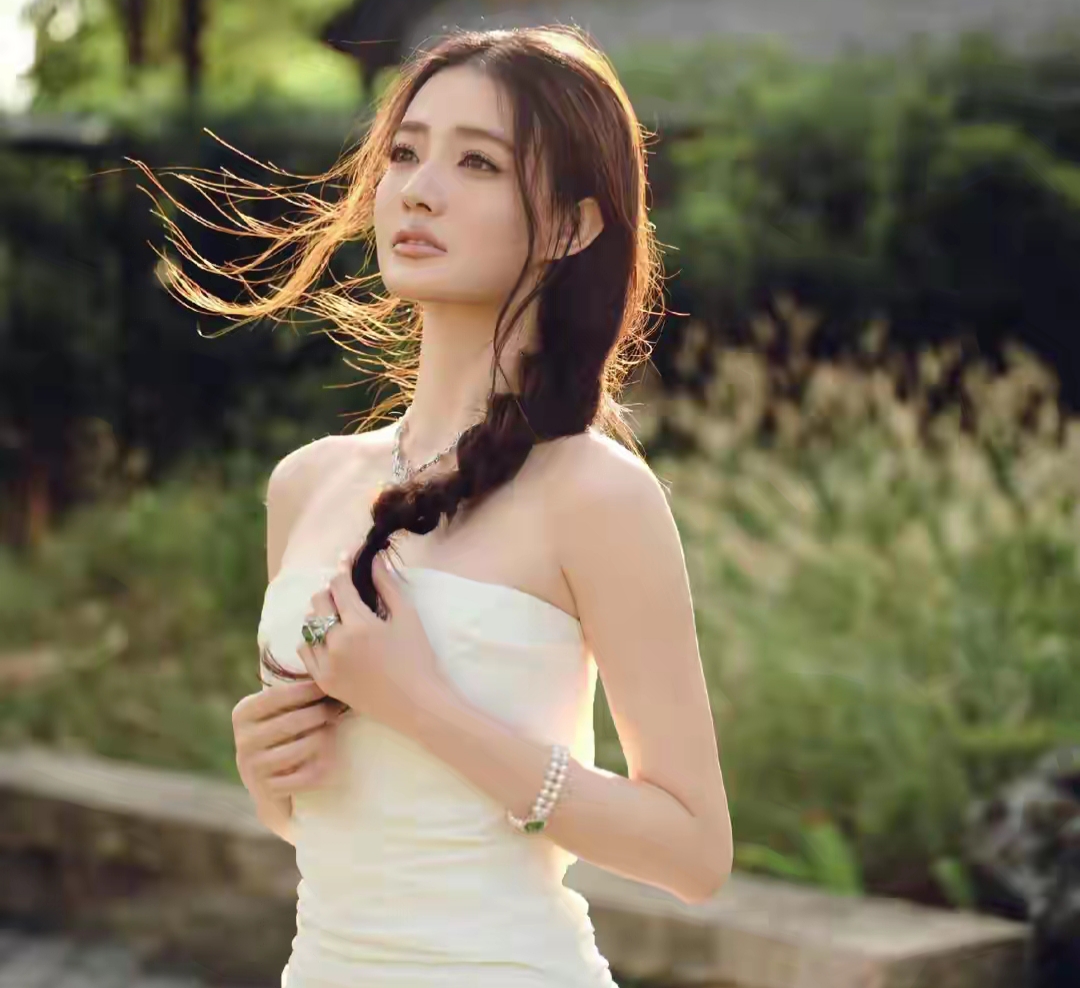 徐璐亮相昆山高级珠宝晚宴,白色抹胸裙配麻花辫,优雅又高级