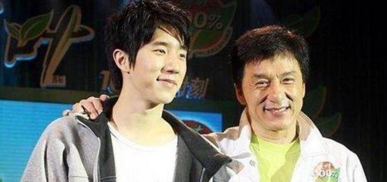 成龙砸4000万认回女儿,房祖名帮忙林凤娇沉默,吴卓林的话最清醒