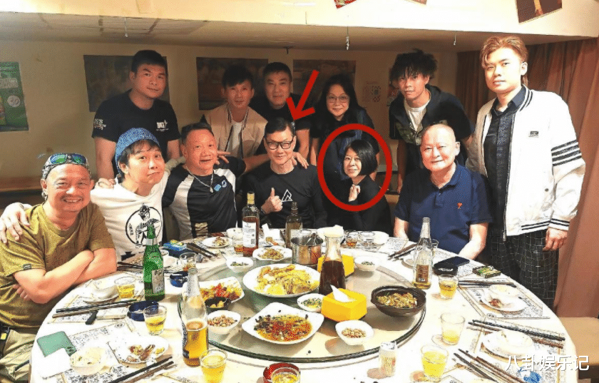 钱小豪和周比利罕见同框!66岁周比利一头黑发,小4岁钱小豪却苍老无比