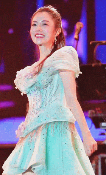 单亲，被家暴，46岁单身，平民天后如今却更美了！