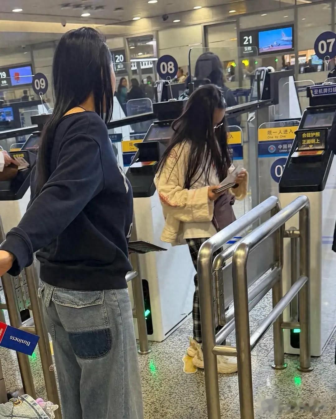 伊能静秦昊带爸妈出游，9岁米粒颜值气质在线，活脱脱小版伊能静