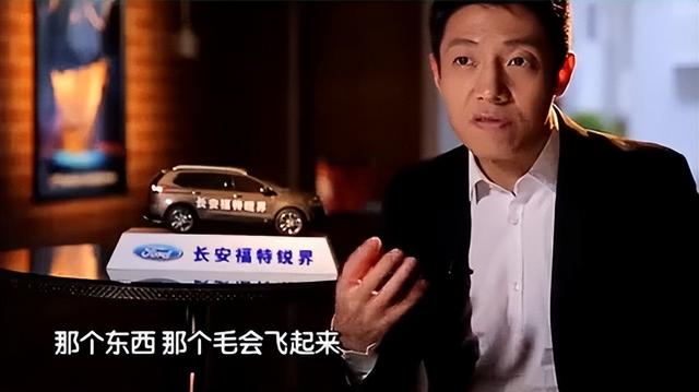 撒贝宁一家现身机场，女儿好漂亮，洋媳妇李白肤白貌美大长腿