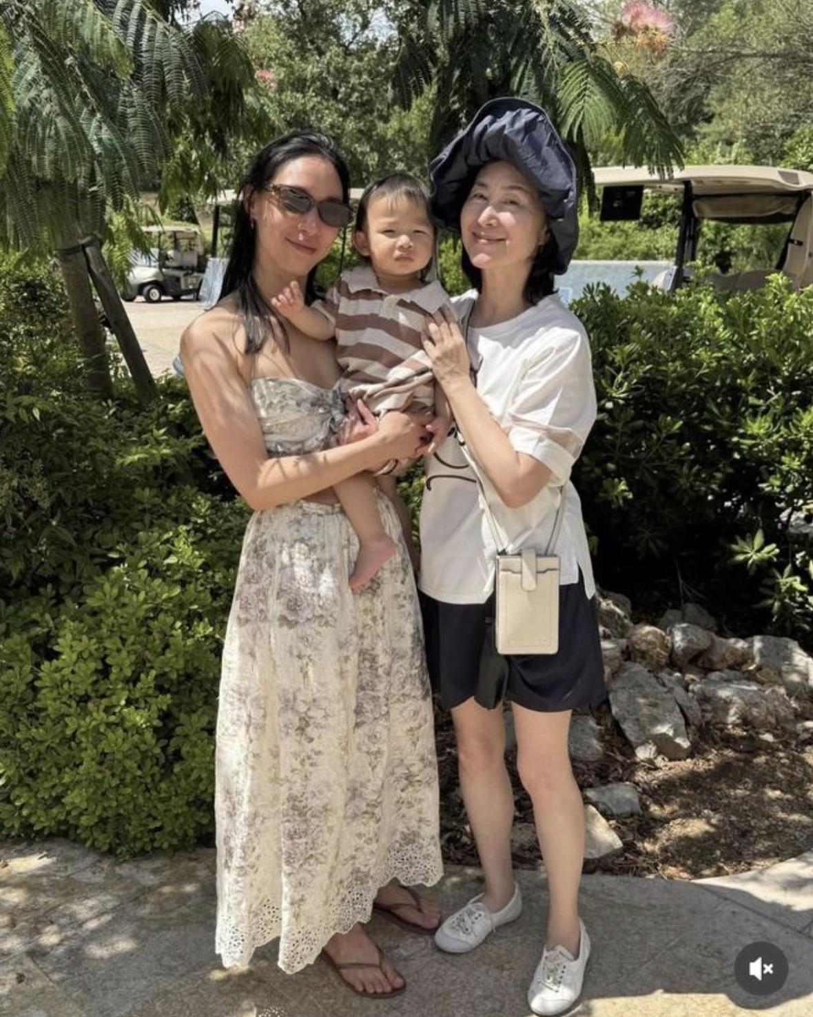 63岁何超琼陪干女儿吃生日饭，素颜现身优雅大方，无儿无女仍开心