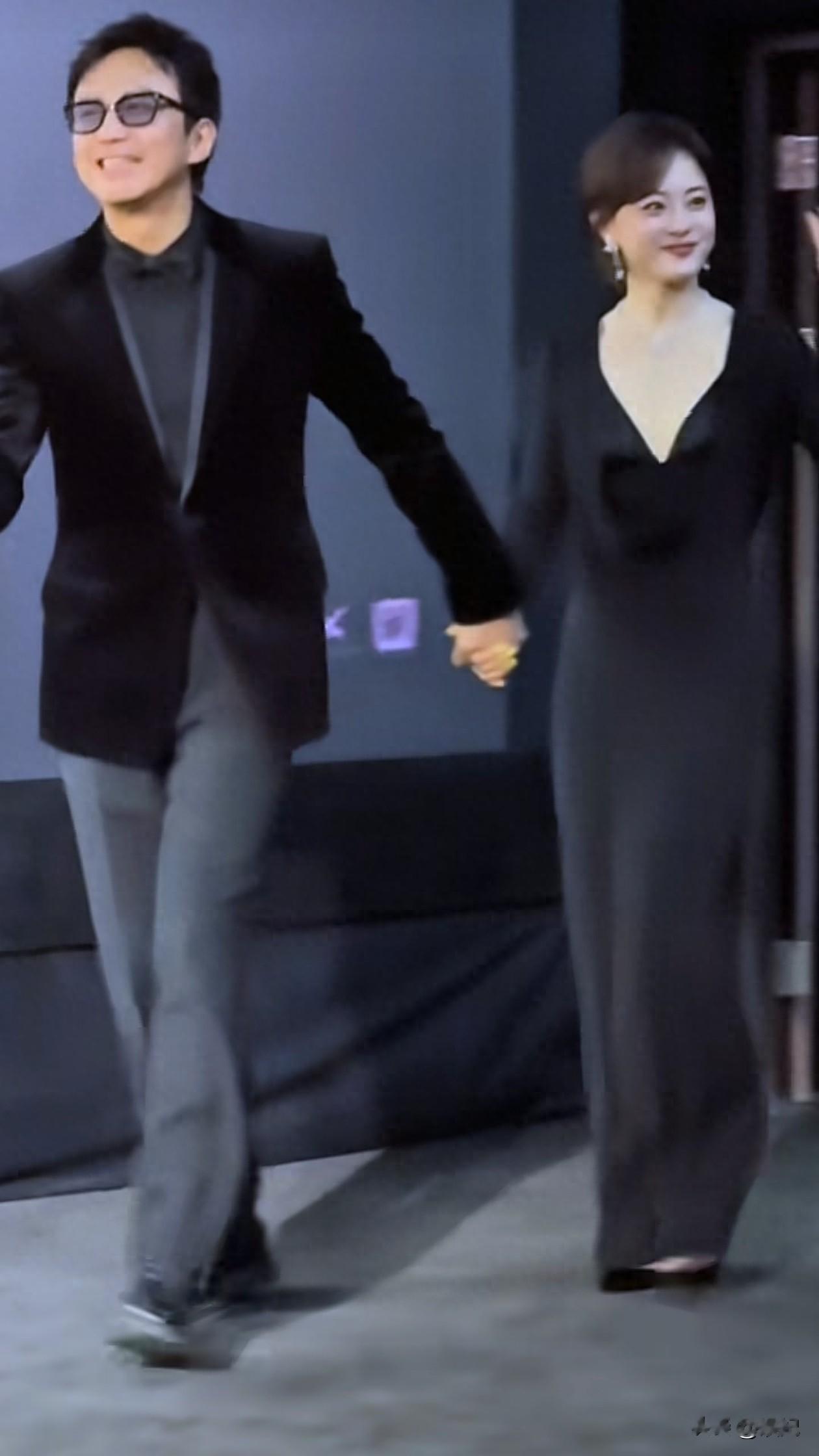 邓超两口子手牵手参加活动!43岁孙俪身上无赘肉,身材太好了