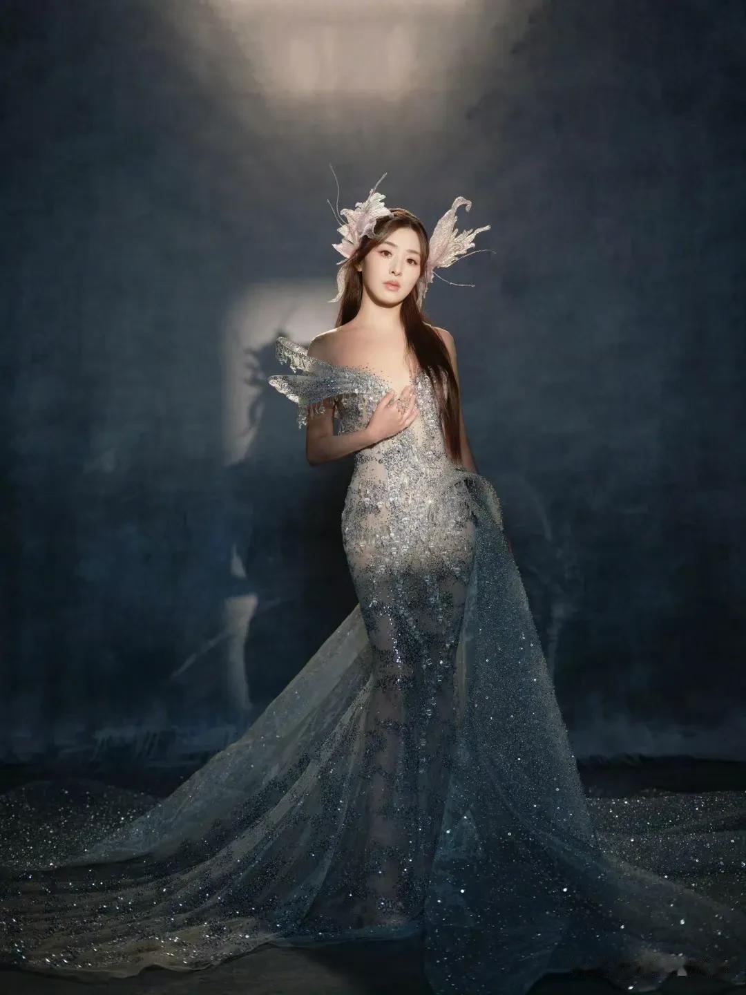 张含韵：童话仙姬织浪漫，华丽揉作梦一帧