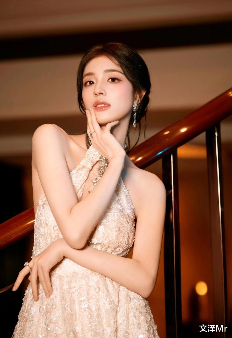 楼梯转角的那抹鎏金，钟丽丽的优雅侧影，温柔妩媚！