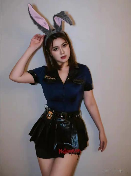 香港知名女星生日大解放，中门大开，大秀火辣身材，公开要招桃花