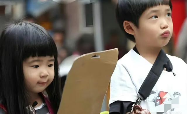 曹格儿子Joe官宣恋情晒和女友亲密照，网友：舅都恋爱了我还单着