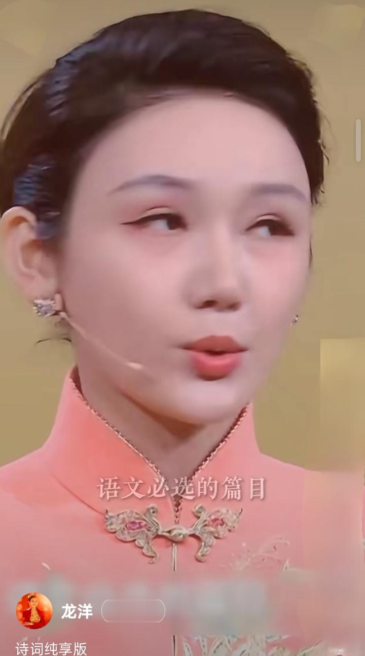 龙洋一袭浅粉旗袍配复古盘发，气质温婉，解读诗词尽显知性美