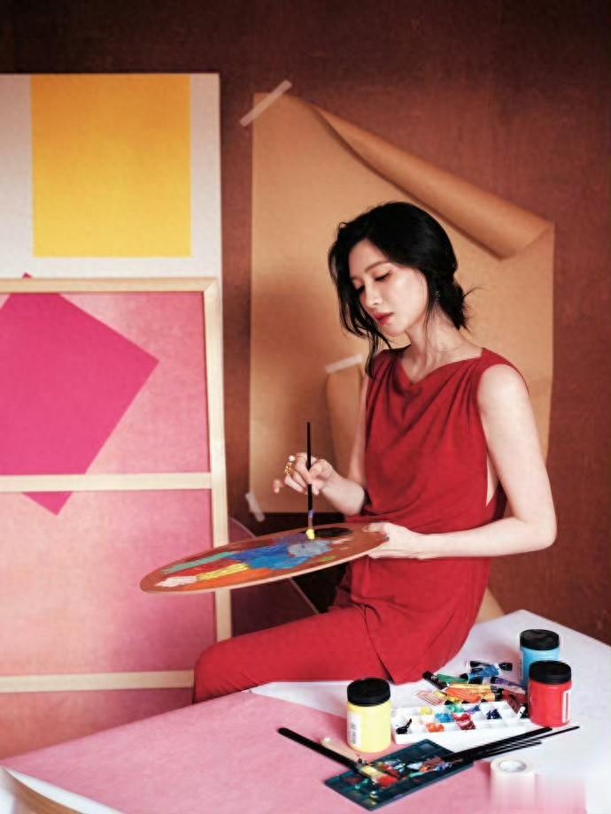 被江疏影红裙惊艳了！皮肤白皙通透，明艳大方不俗气