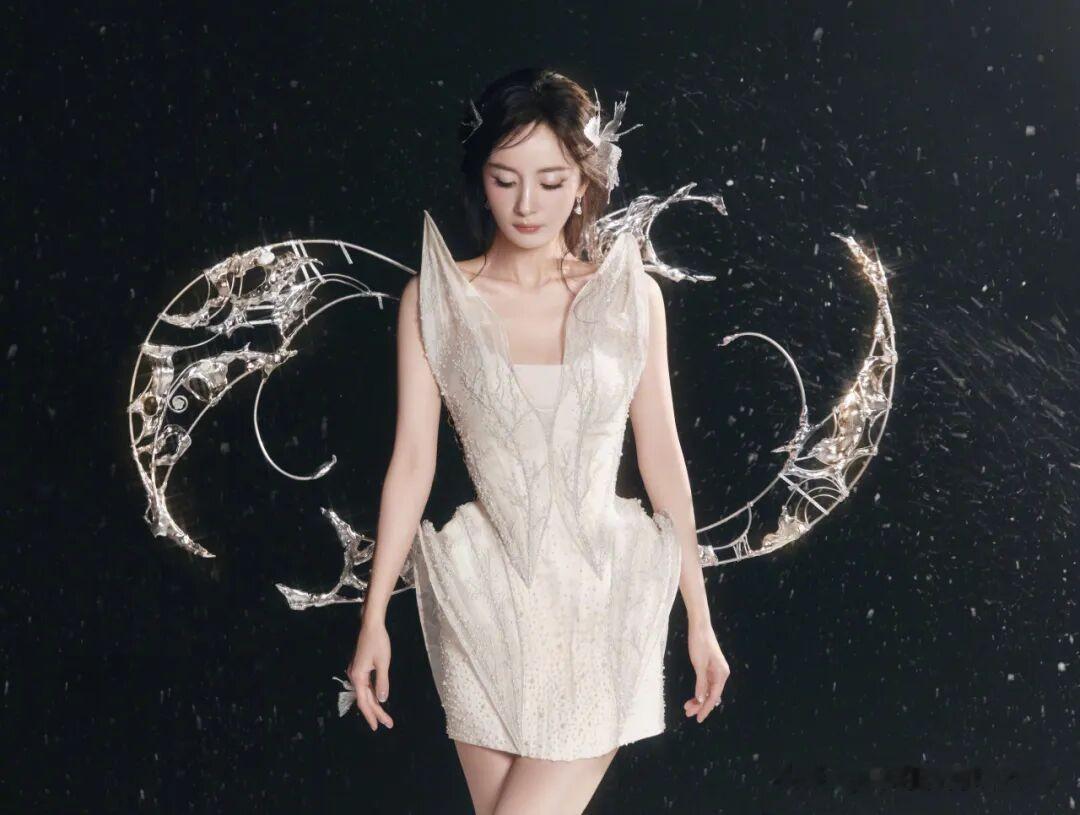 杨幂，悄然栖于她发间