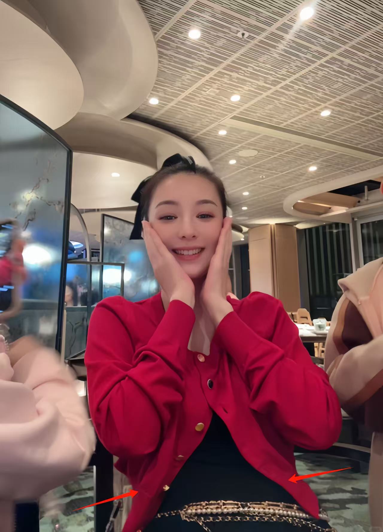 方媛上海购物被偶遇!生图个子矮小身形肥硕,溜肩驼背无名媛气质