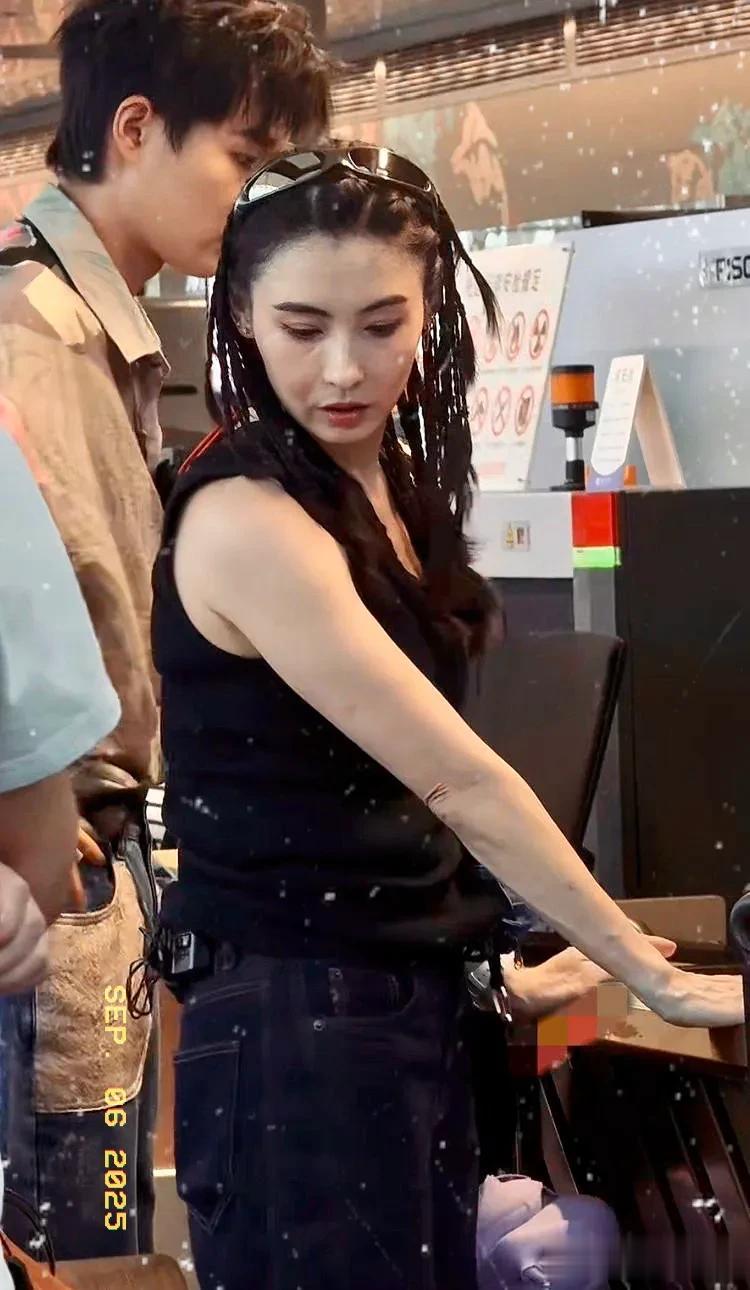 张柏芝现身上海虹桥机场梳着脏辫拿着十多个包化身大力士令人佩服