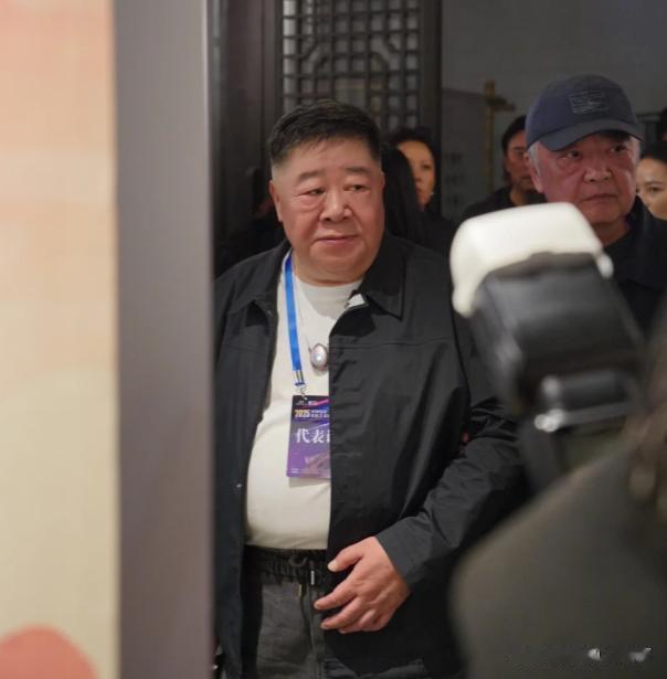 南京电影节这天：陈宝国合影冷脸，王奎荣无人理，张丰毅胡子拉碴