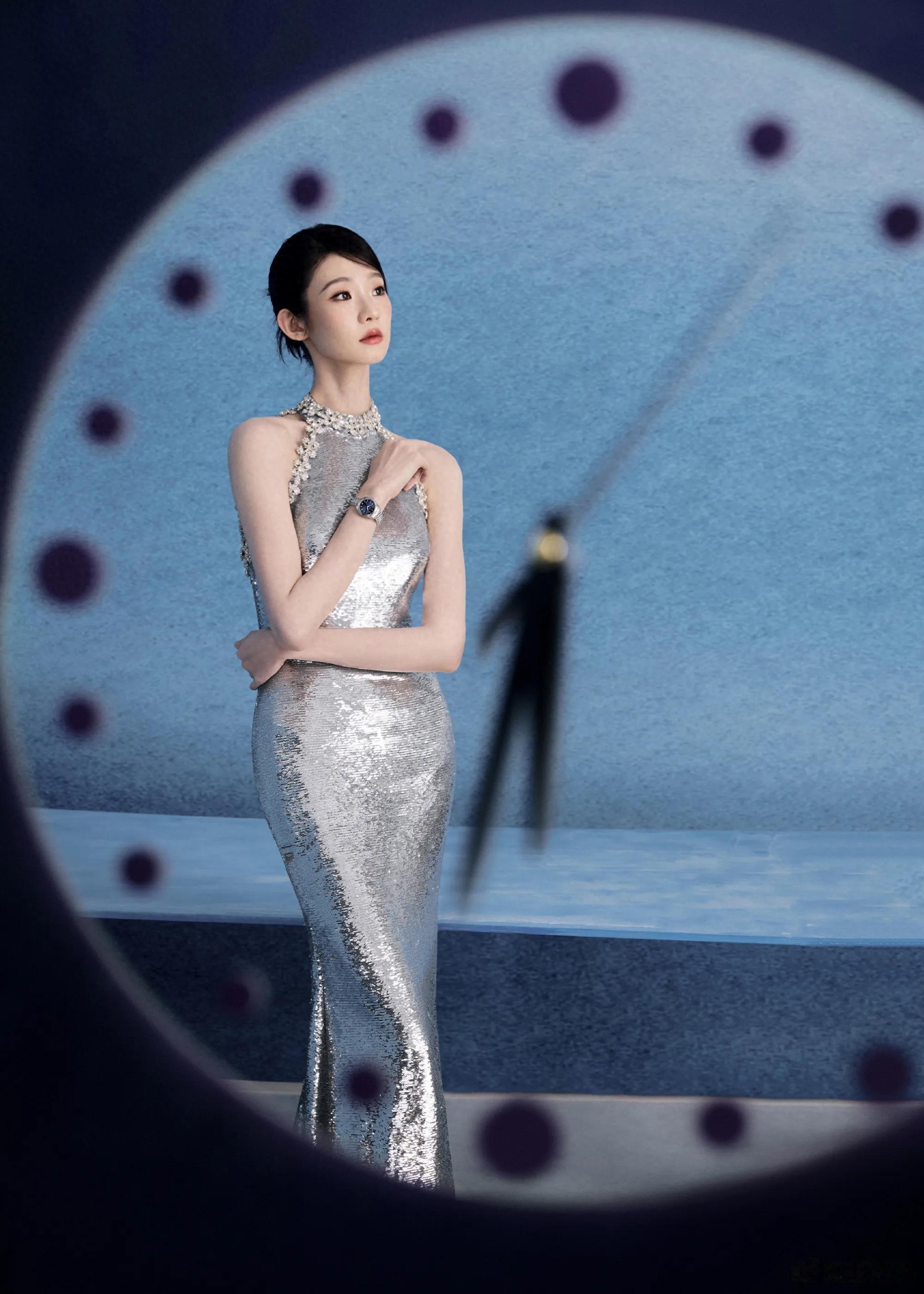 张艺凡挂颈闪亮连衣裙