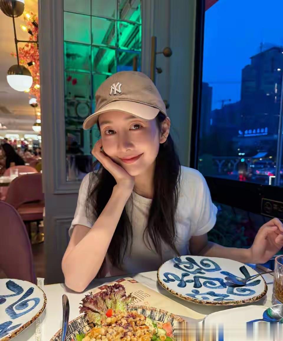 王鸥带混血娃逛公园被拍!全程母爱爆棚,身边神秘阿姨身份曝光