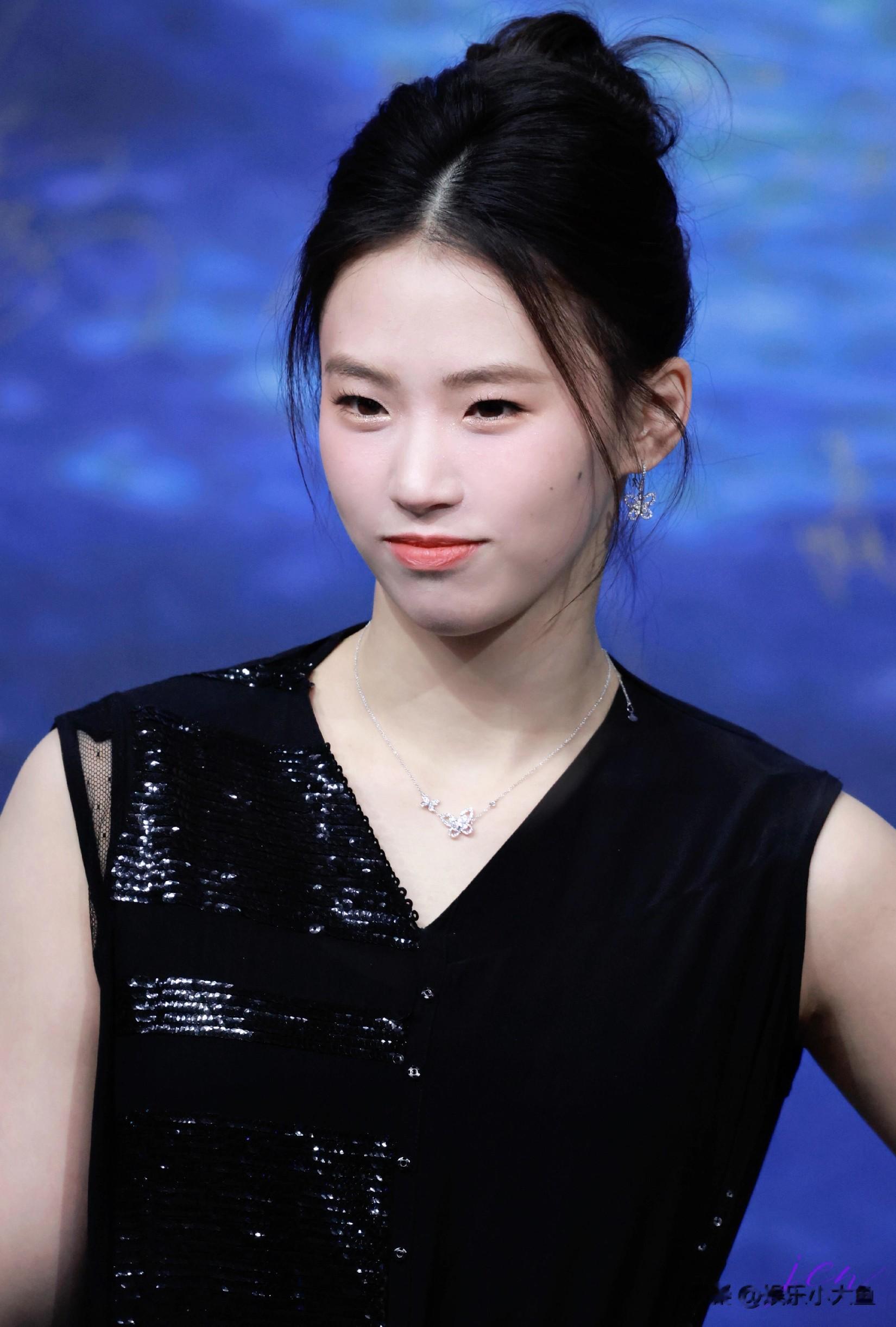 陈芋汐亮相微博之夜活动，穿黑色连衣裙蝴蝶耳环点缀 颜值不输明星