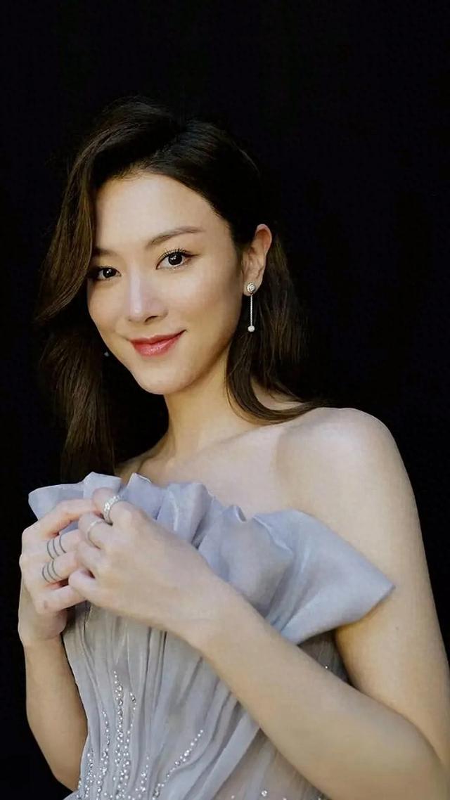 32岁王敏奕惊艳造型，肉感身材被夸人间水蜜桃