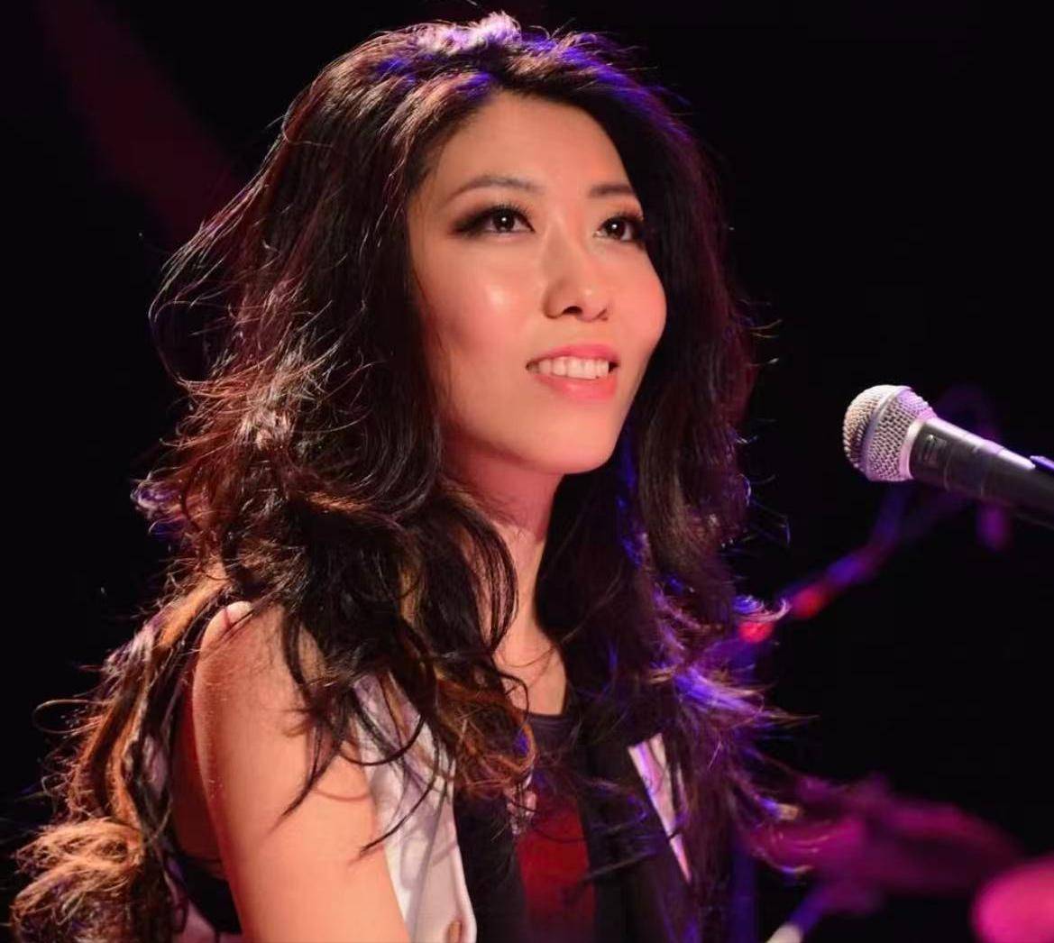 母亲入狱8年，她在国外住豪宅健身游玩，恋富豪，曲婉婷不无辜