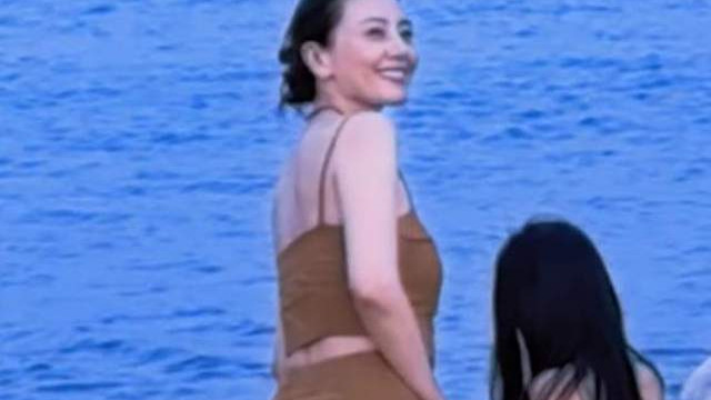 高圆圆和女儿巴塞罗那度假，人群中美成焦点，Rhea瘦高个仪态真好